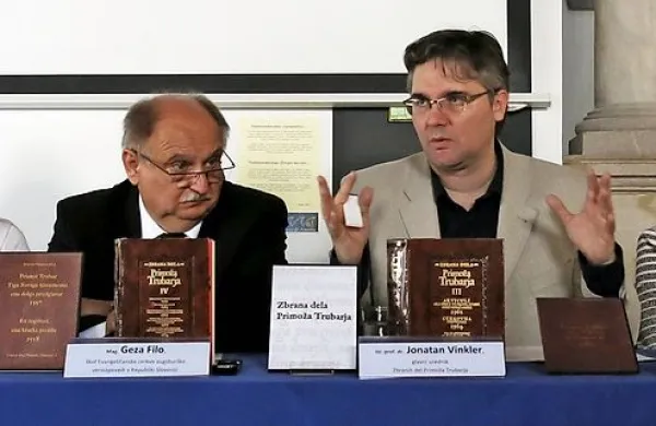 O Trubarju in njegovih zbranih delih so  v koprski Armeriji 
spregovorili (z leve) Blaž Javornik, Maja Šetinc, Geza Filo,    
Jonatan Vinkler, Fanika Krajnc-Vrečko in Edvard Vrečko.  