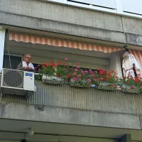 Zlatka Olah ne namerava zapustiti svojega stanovanja in 
grozi, da ga bo pognala v zrak.