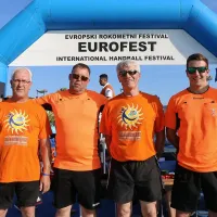 Koprska gasilska  brigada je pod kuhinjsko okno in balkon 
stanovanja Zlatke Olah, kjer danes poteka deložacija, namestila napihljive zračne blazine. Pričakujejo prihod sodnega 
izvršitelja, ki naj bi danes do donca izpeljal deložacijo.