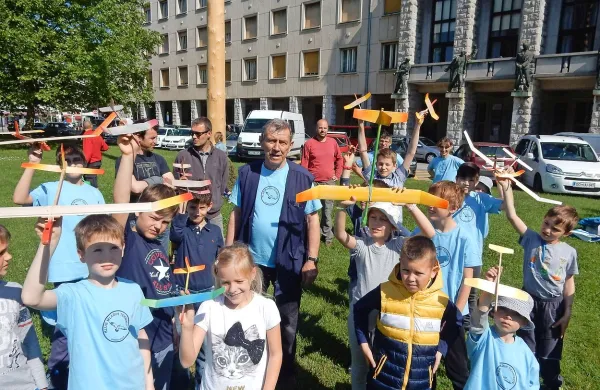 Nino Špacapan  že vse življenje otroke uči “vse živo”, 
povezano s tehniko in življenjem. 
