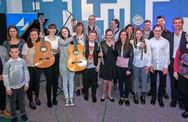 Trobentačica Elisa Gerolimetto rada riše, se ukvarja športom, 
druži s prijateljicami in zlasti igra trobento. 