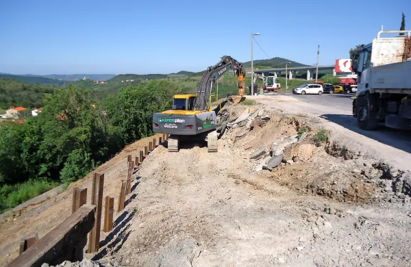 Sanirajo plaz ob Viki burgerju