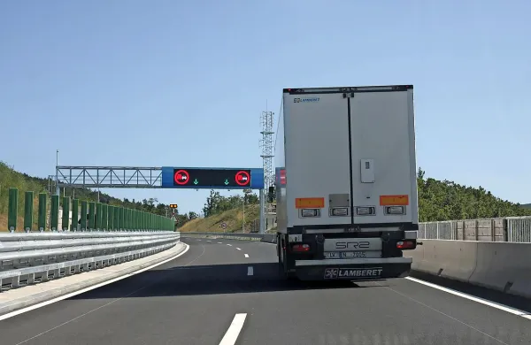 V strokovnem odboru za spremljanje gradnje protivetrne 
zaščite na vipavski hitri cesti zahtevajo, da Dars zgradi tri 
testna vetrna polja še pred zimo. 