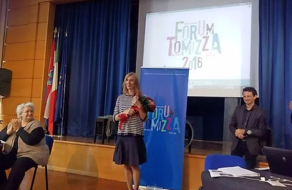 Člani žirije Laura Marchig, Marko Sosič in Tea Tulić so prebrali 
142 zgodb in presodili, da je najboljšo kratko zgodbo na temo 
Zid napisala Federica Marzi, doma iz Humina v Furlaniji 
(Gemona del Friuli). Nagrado so ji podelili danes v Umagu.