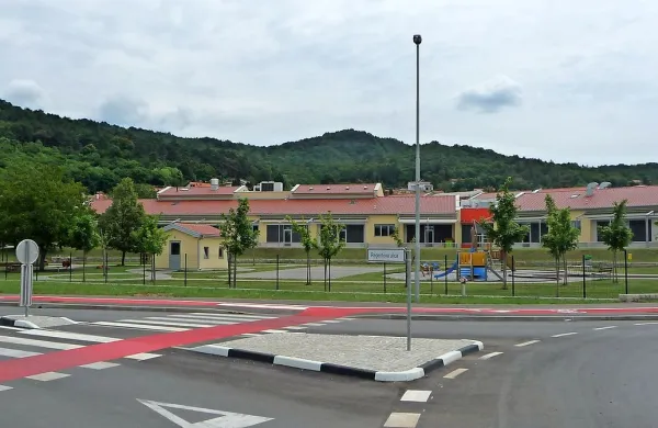 V Sežani (na fotografiji je novejši vrtec) bodo letos odprli še en 
oddelek. 
