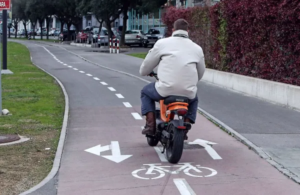 Če bo obveljal predlog NSi, bodo morali najstniki čakati dve 
leti dlje, preden se bodo usedli na svoje prve mopede.