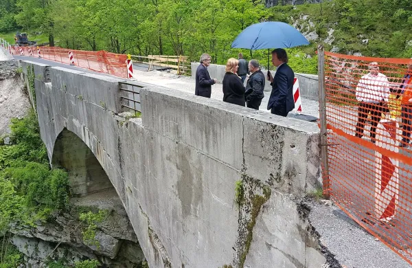 Most pri trdnjavi Kluže okoli 60 metrov nad sotesko bodo na novo zgradili in razširili za 
pločnike.