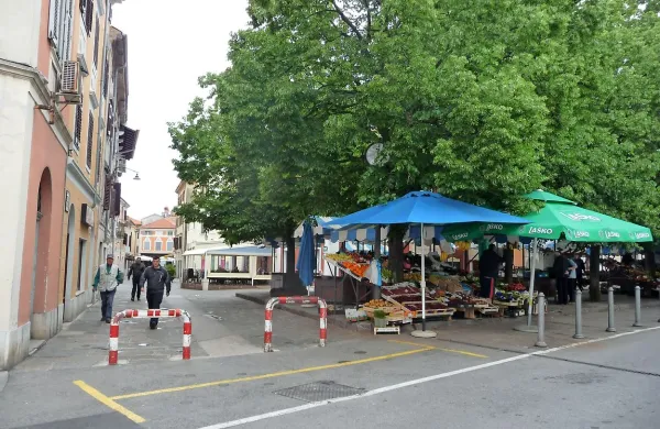  Po ulicah, ki so za promet zaprte le načeloma  (takšna je tudi  
Ljubljanska) in niso peš območja, še vedno drvijo  motoristi in  
skuteristi, opozarjajo v Listi Izolani.