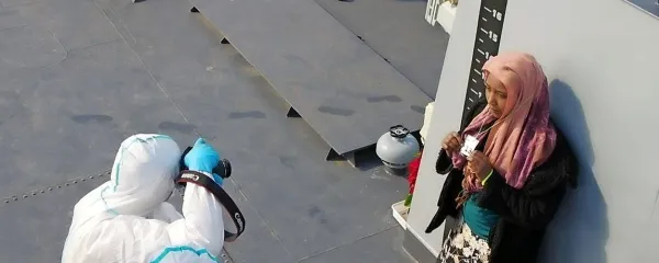 Naši vojaki so migrante ob vkrcanju morali popisati in 
fotografirati.