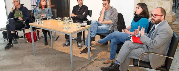 Sogovorniki na pogovoru Utopični upori (z leve): Andrej Kurnik, Nina Kozinc, moderator Jaka Zalar, Toni Bračanov, Danijela Tamše in Nikolaj Jeffs