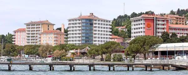 Nekateri investitorji razmišljajo o vlaganju v turizem, zlasti v 
portoroški, drugi so že segli v žep - Metropol resort je v 
hrvaških rokah, Kempinski Palace pa je kupilo podjetje 
srbskega poslovneža Miodraga Kostića.