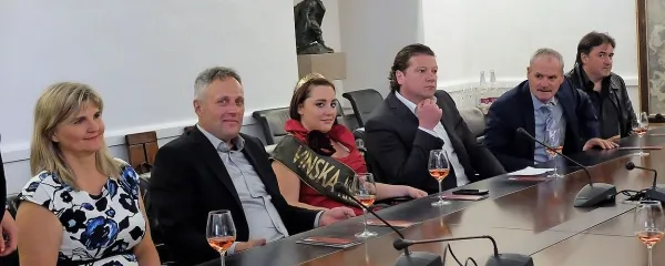 V ljubljanski mestni hiši so Praznik refoška predstavili (z leve): predsednica Društva 
vinogradnikov slovenske Istre Ingrid Mahnič, predstavnik organizatorja Marinko Rodica, 
vinska kraljica slovenske Istre Nika Breznikar, koprski podžupan Peter Bolčič, predsednik 
uprave Vinakoper Nevio Pucer in Milivoj Čotar iz organizacijskega odbora Praznika refoška.  
