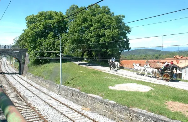 Še pot čez most nad železniško progo v Povirju in že bosta 
Pepi in Jože na dvrišču, kjer sta preživljala mladost