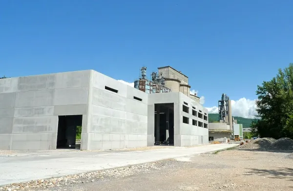 V Salonitu spremenjeno gradbeno dovoljenje za linijo za 
doziranje alternativnih goriv pričakujejo še ta mesec. Naložba 
naj bi bila končana še letos.