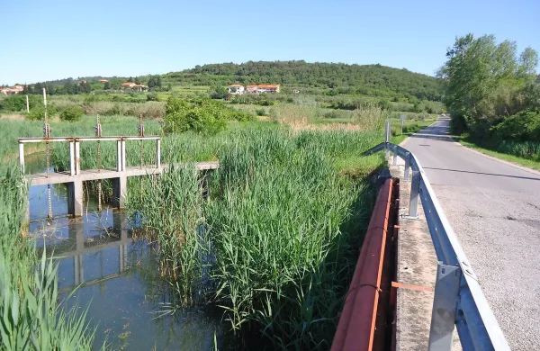 Uslužbenci rečne nadzorne službe direkcije za vode so pred časom opazili, da je nekdo 
dvignil zapornice ob mostičku, ki vodi v Ankaran. Ob večjem vdoru morske vode v kanal bi 
lahko kmetje, ki s to vodo zalivajo svoje njive, imeli kar nekaj težav.