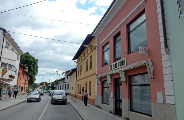Nekdanjo galerijo Bažato (desno), tik ob osrednjem trgu, 
bodo prenovili in vanjo umestili dolgo pričakovano krajevno 
knjižnico. 