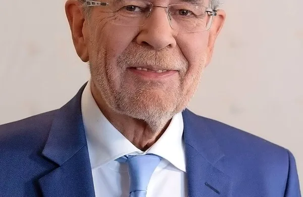 Bivši predsednik avstrijskih Zelenih Alexander Van der Bellen 
je novi avstrijski predsednik.