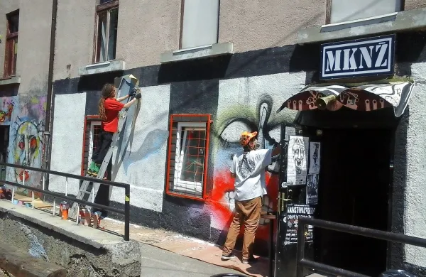 Grafitarski mojstri Evgen, Lo Milo, Amor in Whem so na steni 
MKNŽ  pustili nove grafite.