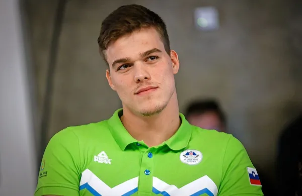  Peter John Stevens  je novo ime slovenskega vrhunskega 
plavanja.

