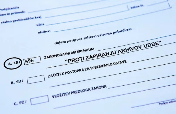 Novogoričanka je v začetku leta 2014 zlorabila  osebne 
podatke več ljudi.
