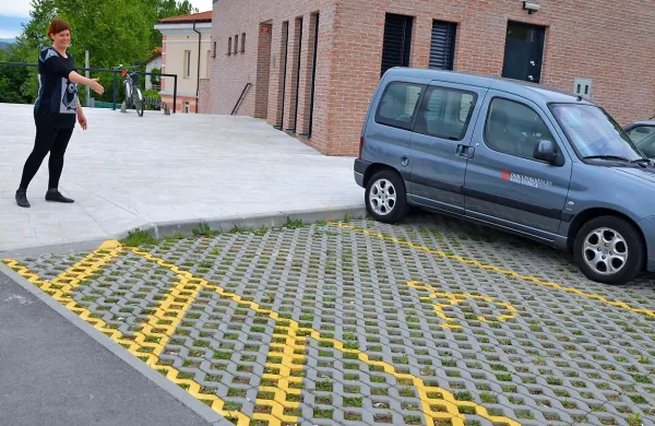 Tlakovci na parkirišču ob Centru za starejše v Mirnu  niso 
invalidom prijazni.  