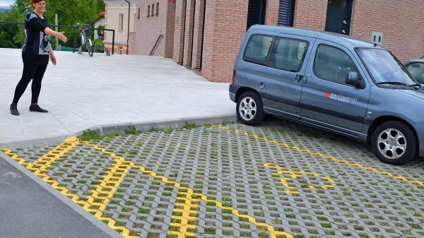 Tlakovci na parkirišču ob Centru za starejše v Mirnu  niso 
invalidom prijazni.  