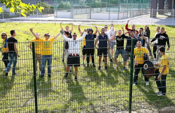 Črna lista, zato pa burno za ograjo