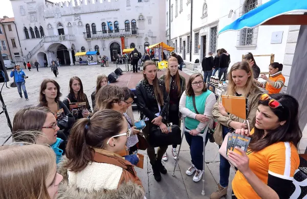 Pozdrav brucem na Univerzi na Primorskem ob začetku 
študijskega leta je vesel dogodek, a ob koncu študija niso vsi 
zadovoljni. Biopsihologi ne morejo opravljati strokovnega 
izpita in  se zaposliti v javnem sektorju. Še vedno čakajo, da 
agencija za kakovost visokega šolstva oceni, ali njihov študij 
ustreza sploh še akreditacijskim  pogojem.   