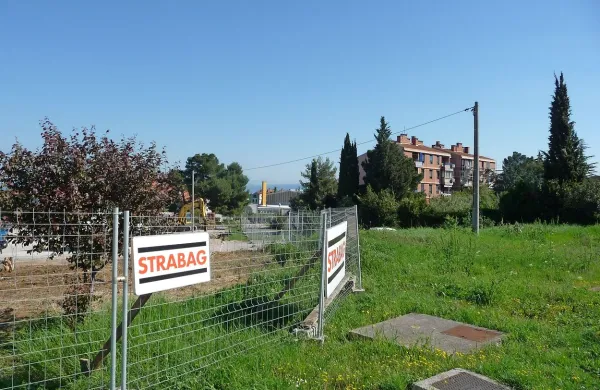 Nekdanje makadamsko parkirišče ob OŠ Livade so zavzeli 
Strabagovi gradbeni stroji. Stanovalci bodo nadomestne 
površine   dobili na zelenici ob blokih.  