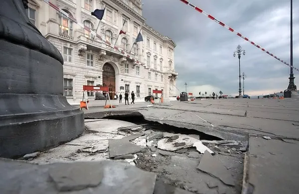 Na najvišji točki je razpoka dosegla 30 centimetrov.