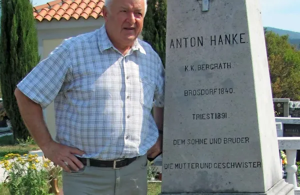  Albin Debevec ob spomeniku v vasici Škocjan, posvečenem  
Antonu Hankeju, krasoslovcu in speleologu, ki je izdelal prvi 
zemljevid po Škocjanskih jamah. 