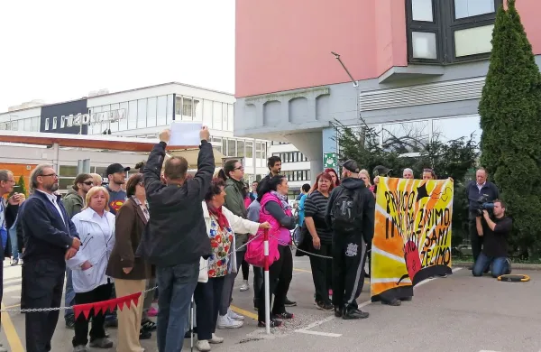 Javni shod pred Centrom za socialno delo (CSD) v Velenju v 
začetku aprila.