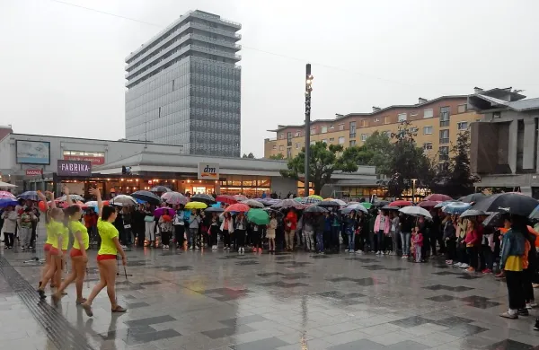 Ljubezen v Novi Gorici  dežja ni pregnala, a ga je premagala