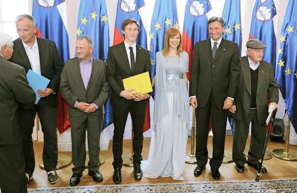 Predsednik republike Borut Pahor je na slovesnosti v Predsedniški palači vročil državno odlikovanje, zlati red za zasluge, slovenskemu športnemu skakalcu Petru Prevcu za 
izjemne športne dosežke.