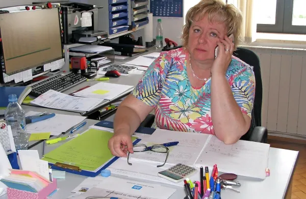 Marica Babič v svojem delovnem okolju v pisarni KS Marezige. 