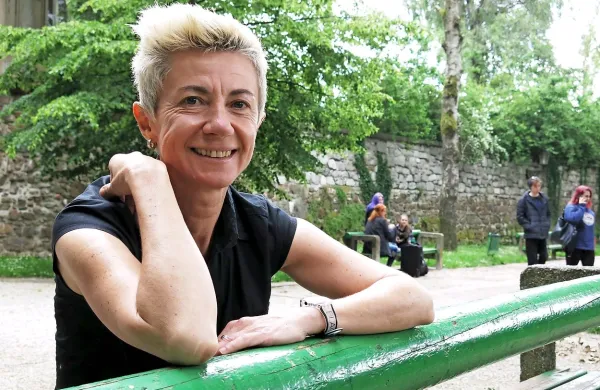Suzana Tratnik: “Ugotavljam, da smo lezbične literatke pri nas  neverjetno uspešne: Kristina Hočevar,  Urška Sterle, Nataša Sukič, ki je zdaj 
uvrščena med pet finalistov za kresnika, Nataša Velikonja, jaz ...    Velik uspeh za majhno Slovenijo.”