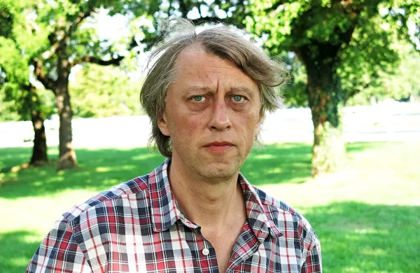 Češki pisatelj Jáchym Topol (1962) je Slovenijo prvič obiskal 
pred več leti, ko je kot novinar pisal obširen  članek o vojakih, 
ki so pri nas padli med prvo svetovno vojno, med njimi tudi 
trije iz njegove rodbine. Lani se je na Kras z veseljem vrnil in 
ponosno prevzel vileniško nagrado, “malo Nobelovo za 
srednjeevropske pisce”.