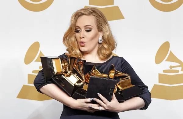 Po lestvici največjih zaslužkarjev Sunday Timesa je Adele 
najbogatejša britanska glasbenica doslej.