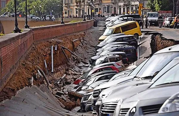 Danes zjutraj je v Firencah ob reki Arno zazeval 200 metrov 
dolg in sedem metrov širok prepad.
