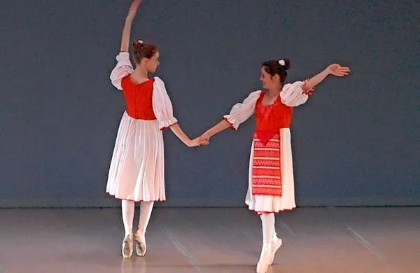 Tako sta “na špicah” v nedeljo zaplesali Laura Križman in 
Barbara Krt. 