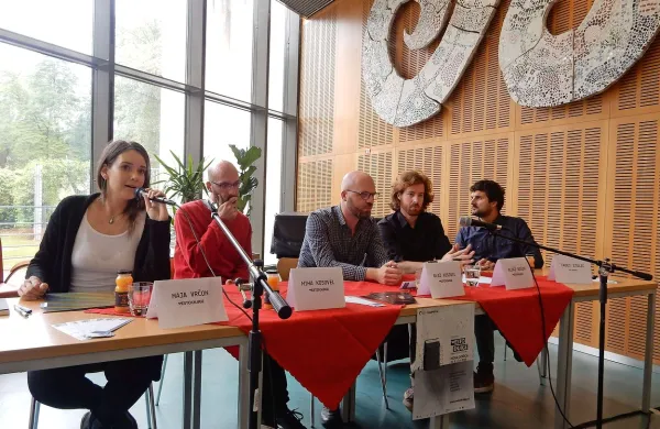 Bogat program  Mesta knjige so včeraj v osrednji novogoriški knjižnici predstavili (z leve) Maja 
Vrčon, Miha in Blaž Kosovel, Aljaž Bašin in Tadej Stolič. 