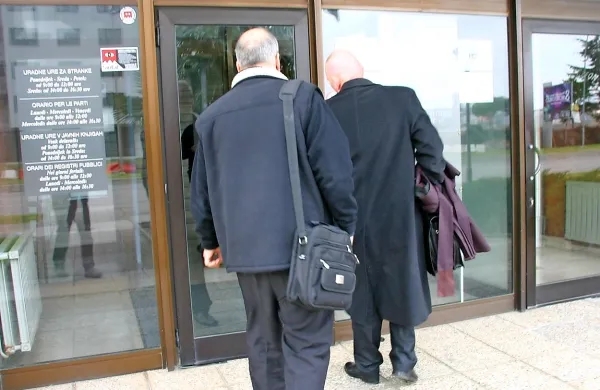  Zaradi spolnega napada na 14-letnico je sodišče suspendiranega diakona obsodilo na tri leta in devet mesecev 
zapora. 