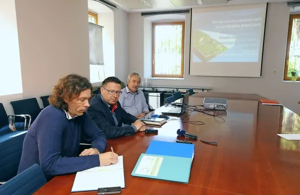 Sejna soba v avli koprske občine je danes  na javni obravnavi 
za dvigalo   samevala. So načrte ljudje sprejeli ali gre za 
apatijo? 