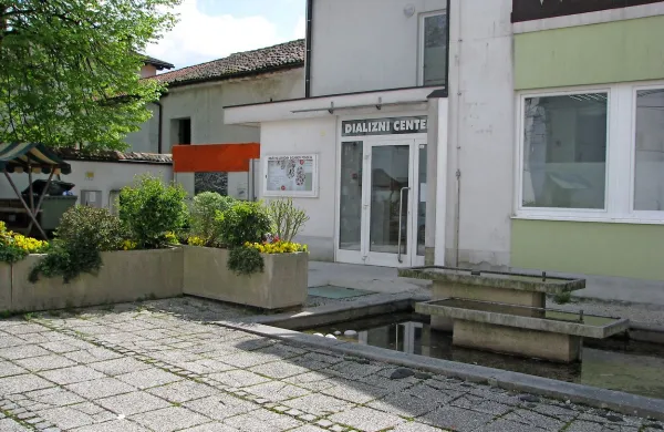 Dializni center bi se širil, a tega lastniki niso povedali, ko se je 
delal načrt za urejanje območja. Zdaj bodo rešitve iz zagate 
skušali reševati z občino. 