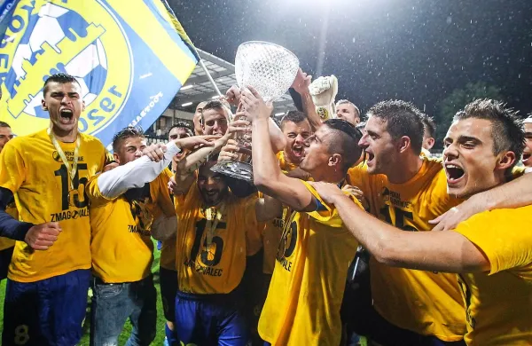 Lanski zmagovalci pokala so se raztepli po drugih klubih. Danes bodo na različnih straneh  Amar 
Rahmanović (levo),   Denis Šme (desno, oba Maribor) in Damir Hadžić (Celje, drugi z desne). 