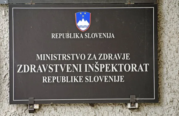  Na zdravstvenem inšpektoratu so med leti 2001 in 2014 
prejeli tri prijave zoper zdravnika Janeza Zimmermanna, ki je 
imel takrat v Portorožu podjetje Maksimed.