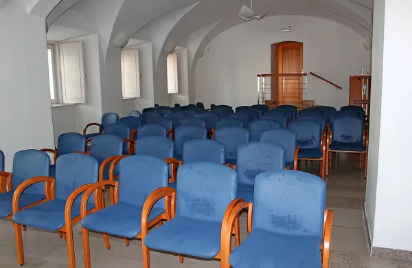 Poročna dvorana bo po novem večnamenska dvorana v 
pritličju dvorca ob osrednjem postojnskem trgu. 
