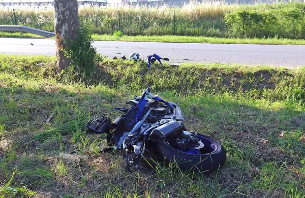  Okoli 17. ure se je 20-letni  voznik motornega kolesa iz okolice 
Kopra peljal od Bertokov proti Bivju, ko mu je izsilil prednost 
62-letni Ankarančan, ki se je z osebnim avtomobilom 
vključeval na prednostno cesto in zavijal proti Kopru.