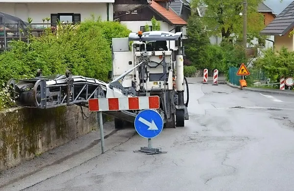 Nov asfalt bodo položili proti Kaninski vasi,  na Brdu in v 
Dvoru. 