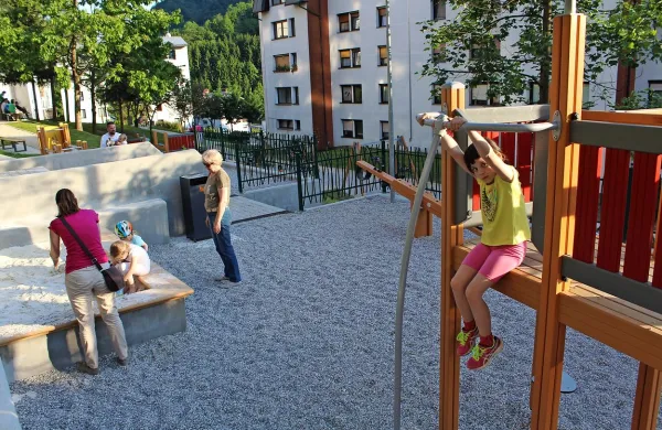 Desetletje prelaganja pobud tedaj še dejavne KS in načrtov je 
bilo potrebnih, da so pred dnevi  med  stanovanjskimi bloki v 
naselju Koreja  odprli  80.000 evrov vredno, raznovrstnih igral 
polno otroško igrišče.